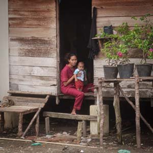 Jerry van de Beek - Woman and Child in Indonesia